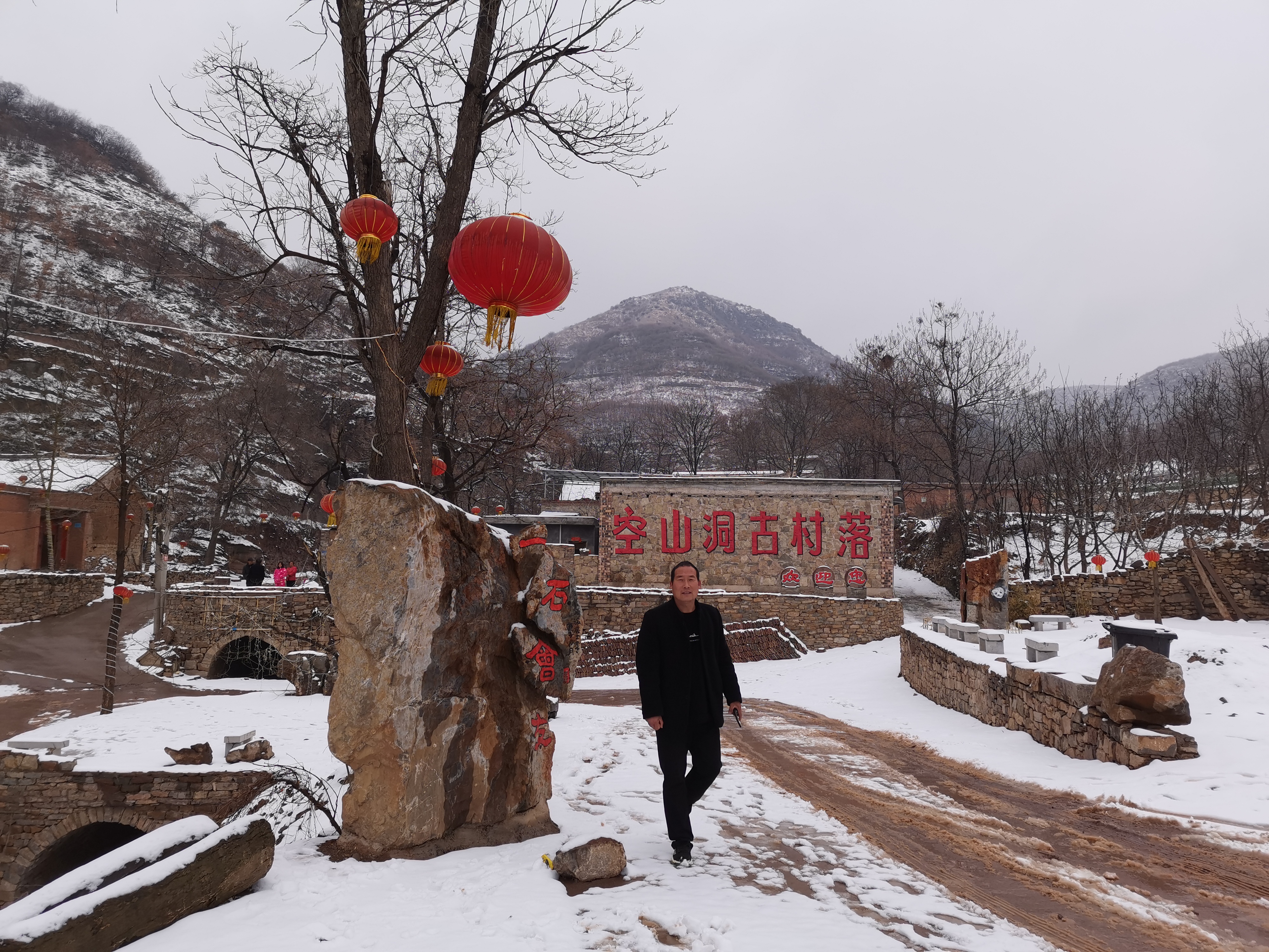 郏县空山洞喜降大雪,白雪皑皑鲜花盛开