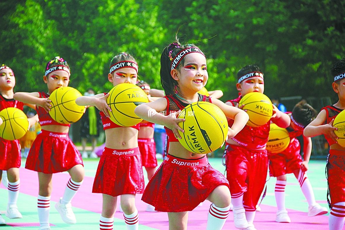5月21日,平煤幼儿园中班小朋友进行篮球操展示