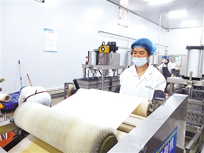 山张村豆制品产业园高标准无尘车间内,工人在生产豆制品
