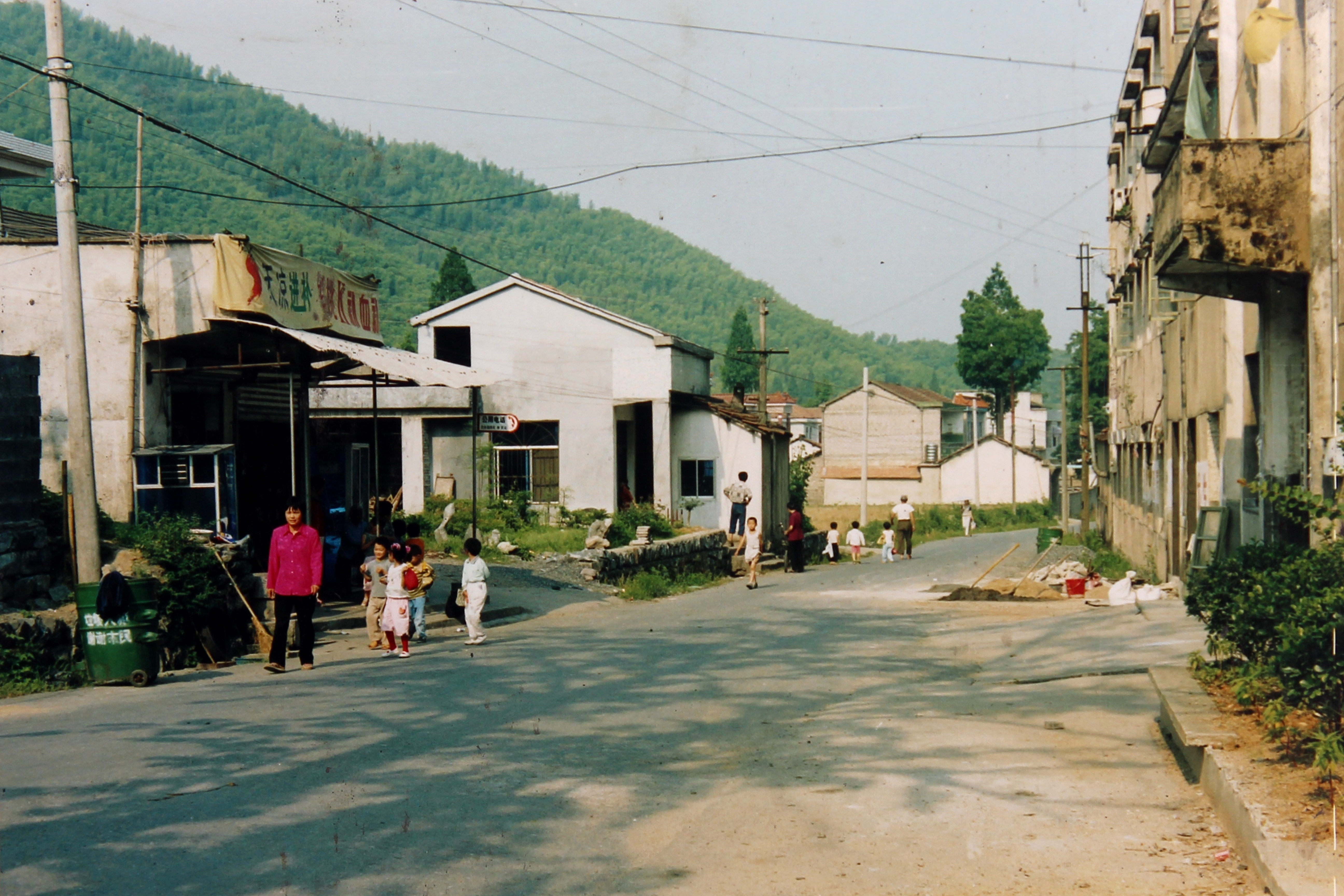 图2:20世纪90年代余村老村委的门口图片由余村提供jpg