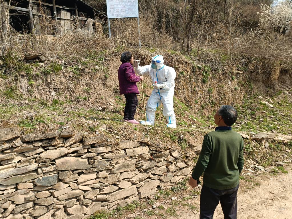 刘佳正在给裴家庄村民采集核酸样本.任正东摄