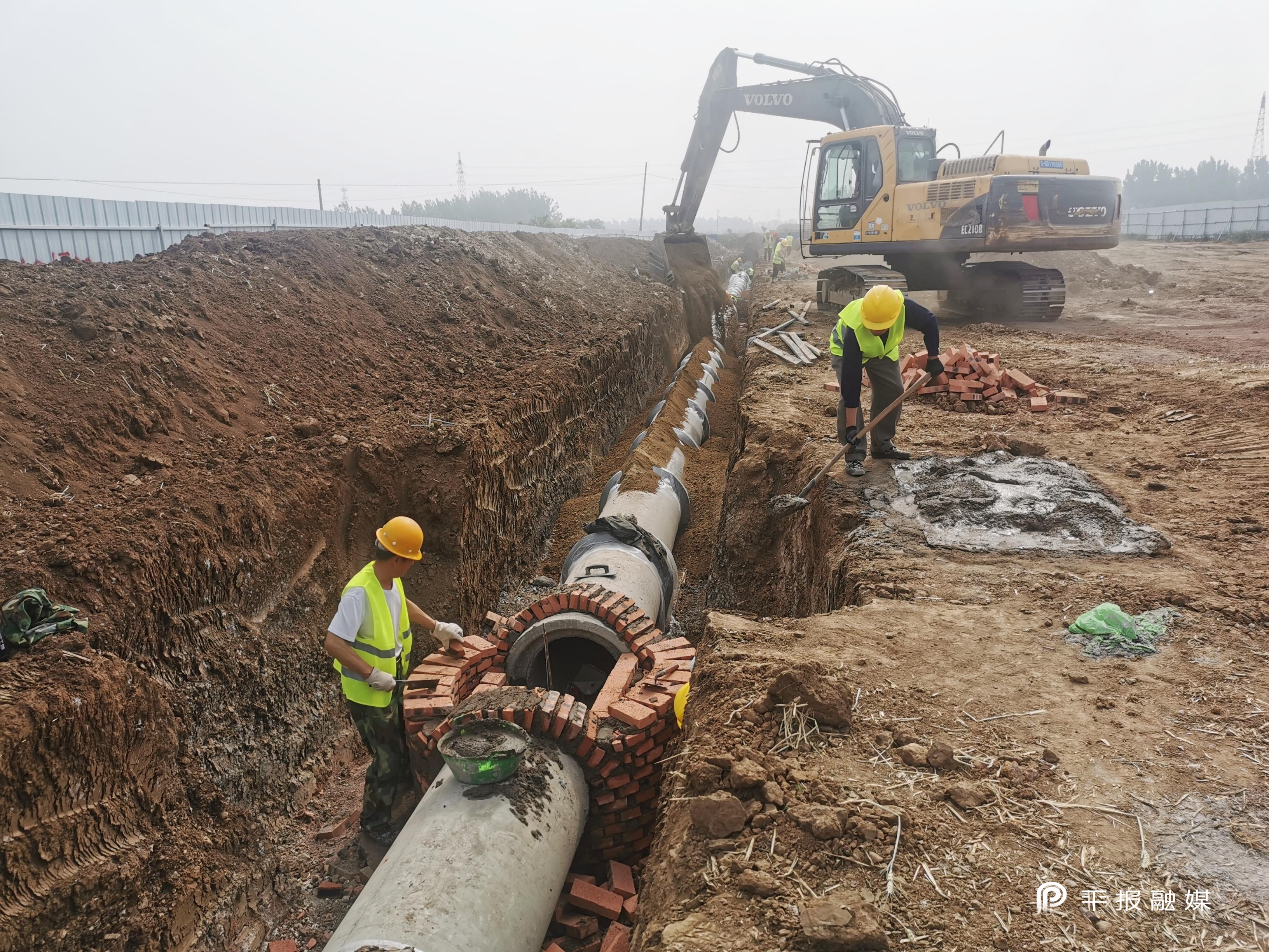 4月22日上午,在宝丰县中兴路雨污管网分流改造项目施工现场,市政工人