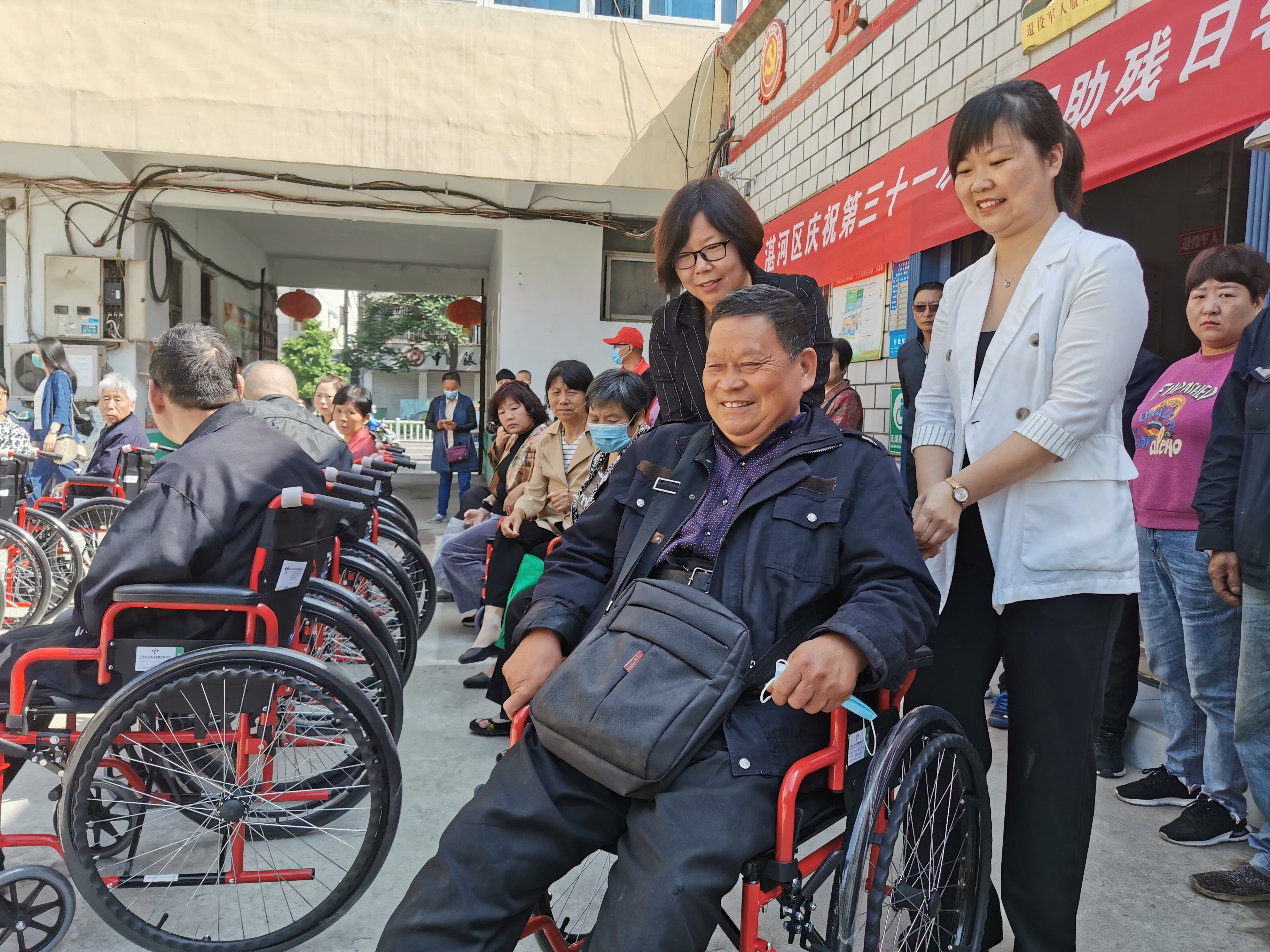 平报融媒记者 杨元琪5月18日,湛河区残联,马庄街道办联合举行"扶残