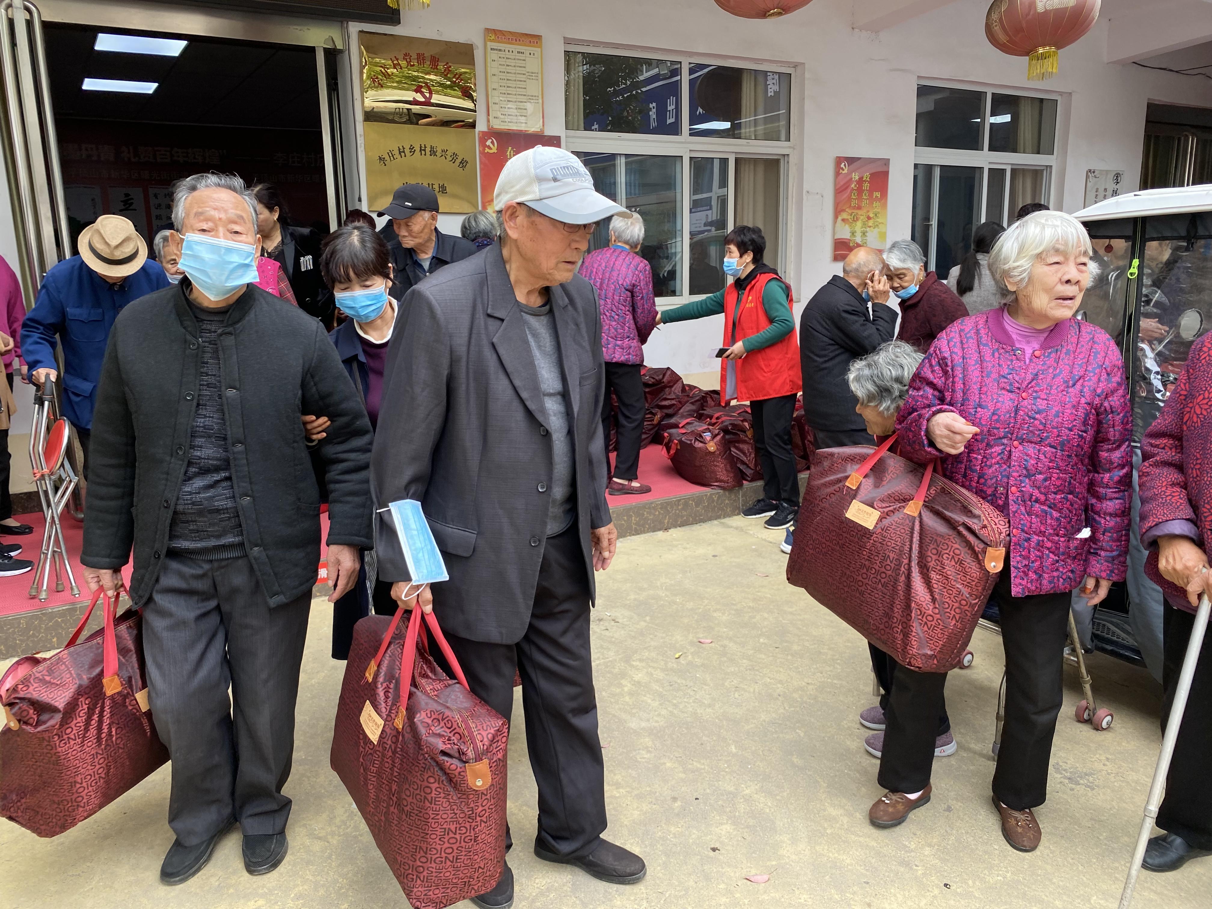 网络中国节重阳李庄村为73位80岁以上老人发放重阳节礼物