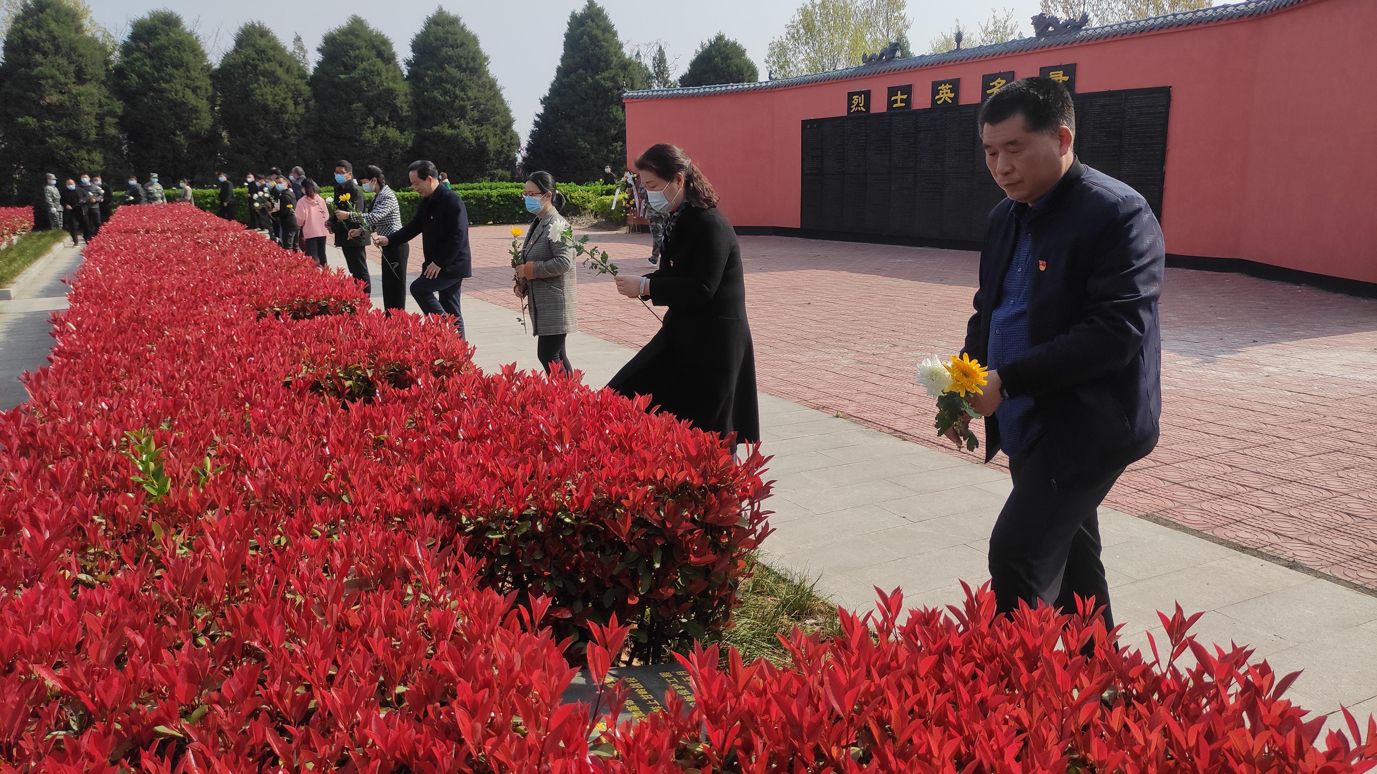 学校将组织人员到烈士墓前举行祭扫仪式,擦拭墓碑,敬献鲜花,唱红歌,行